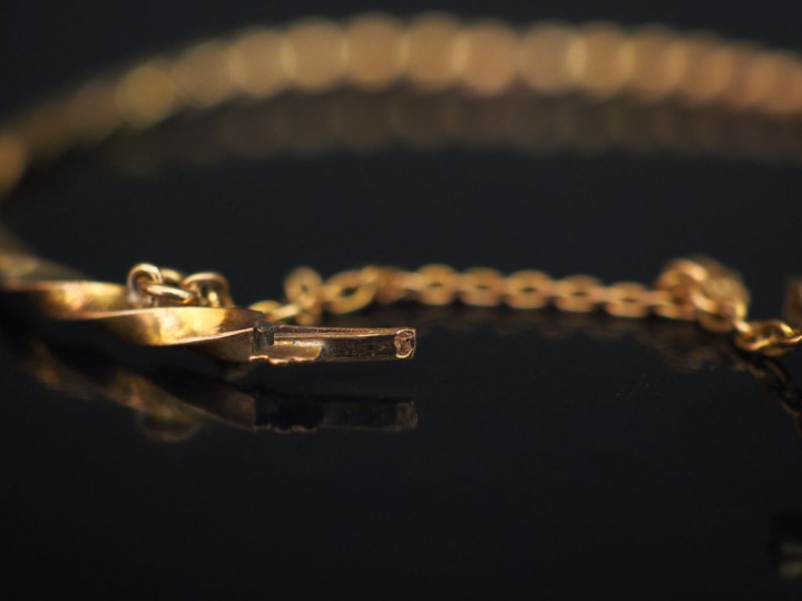 Bracelet jonc Napoléon III en or jaune torsadé, à décor sur les extrêm