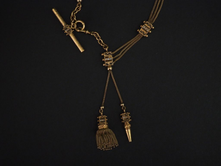 Giletière Napoléon III en or jaune, émail noir et perles, à décor de p