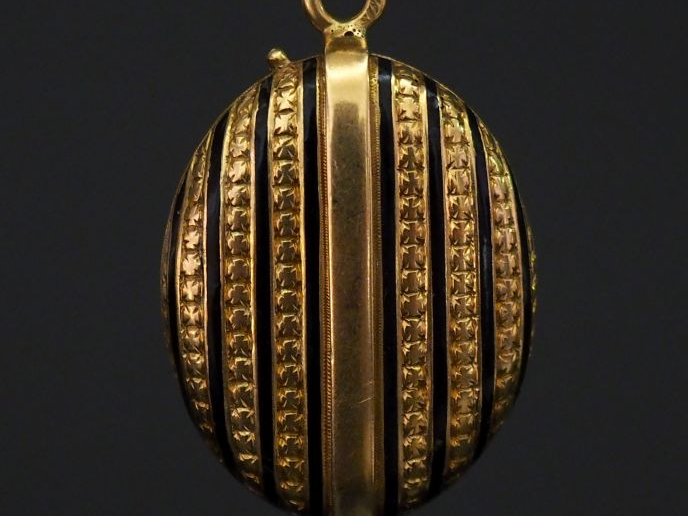 Pendentif porte-photos Napoléon III en or jaune et émail noir, à décor