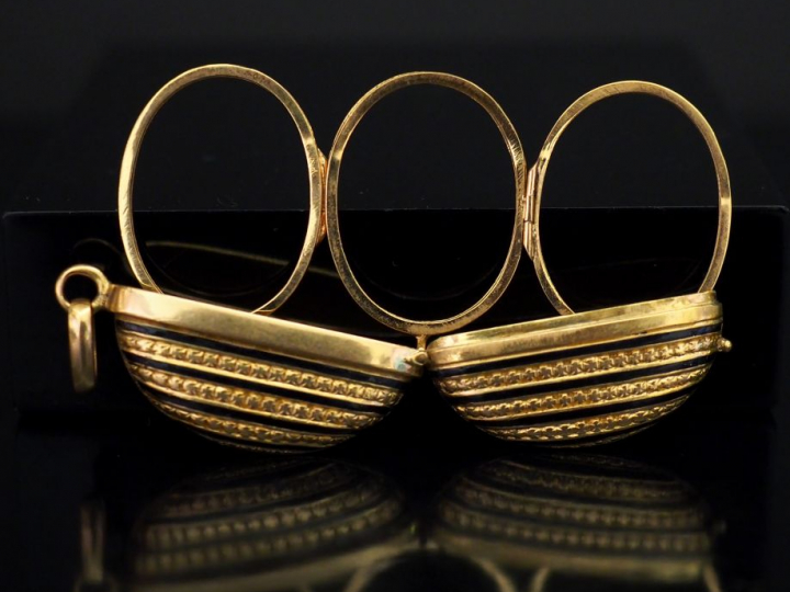 Pendentif porte-photos Napoléon III en or jaune et émail noir, à décor