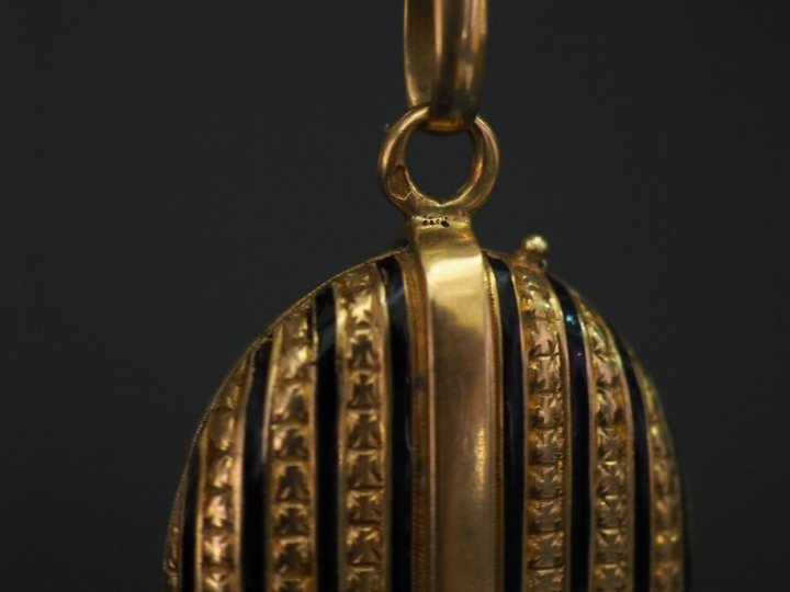 Pendentif porte-photos Napoléon III en or jaune et émail noir, à décor