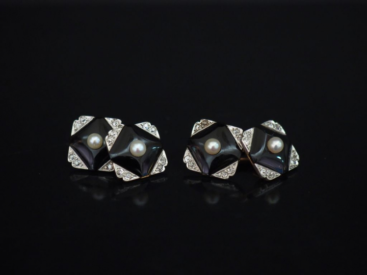 Paire de boutons de manchettes Napoléon III en or jaune et émail noir,