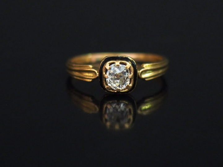 Bague solitaire Napoléon III en or jaune et émail noir, sertie en son 