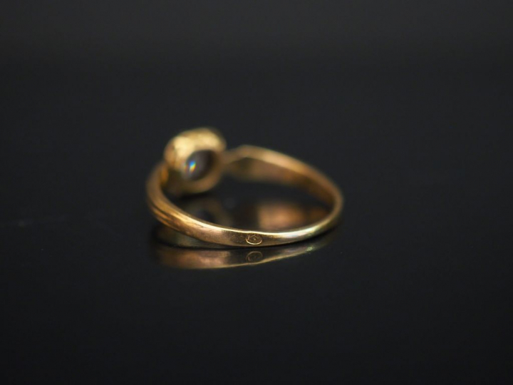 Bague solitaire Napoléon III en or jaune et émail noir, sertie en son 