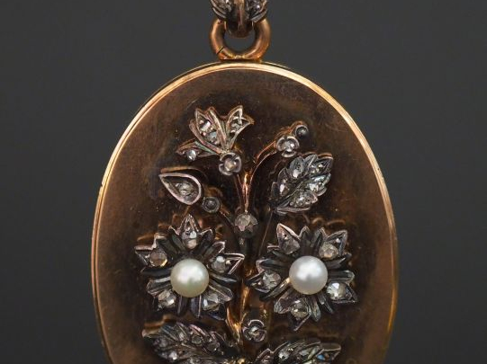 Pendentif porte-photo Napoléon III de forme ovale en or jaune, à décor