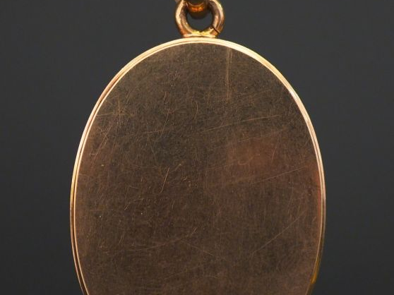 Pendentif porte-photo Napoléon III de forme ovale en or jaune, à décor