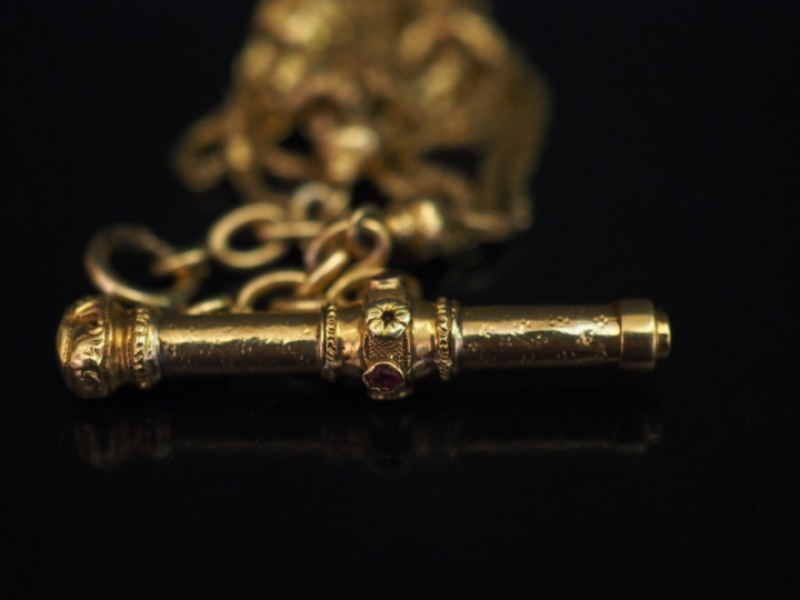 Giletière Napoléon III en or jaune et petites pierres de couleur.  Lon