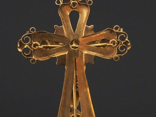 Pendentif Napoléon III en forme de croix en or jaune, à décor ajouré d