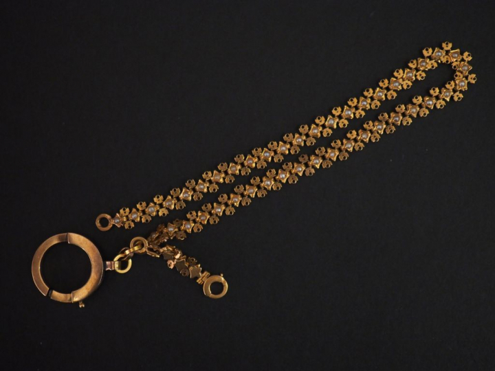 Giletière en or jaune, sertie de petites perles blanches.  Long. 22,5 