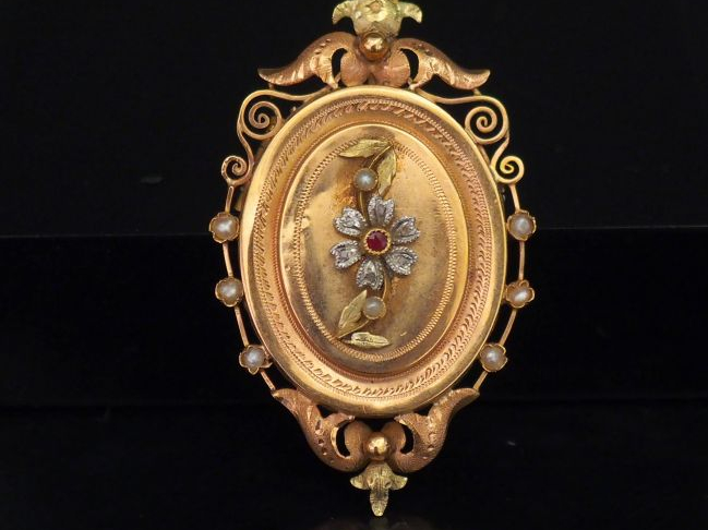 Broche/pendentif Napoléon III trois tons d'or, à décor en son centre d