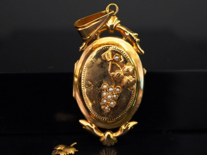 Pendentif Napoléon III en or jaune, à décor de grappe de raisins serti
