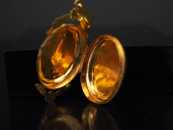 Pendentif Napoléon III en or jaune, à décor de grappe de raisins serti