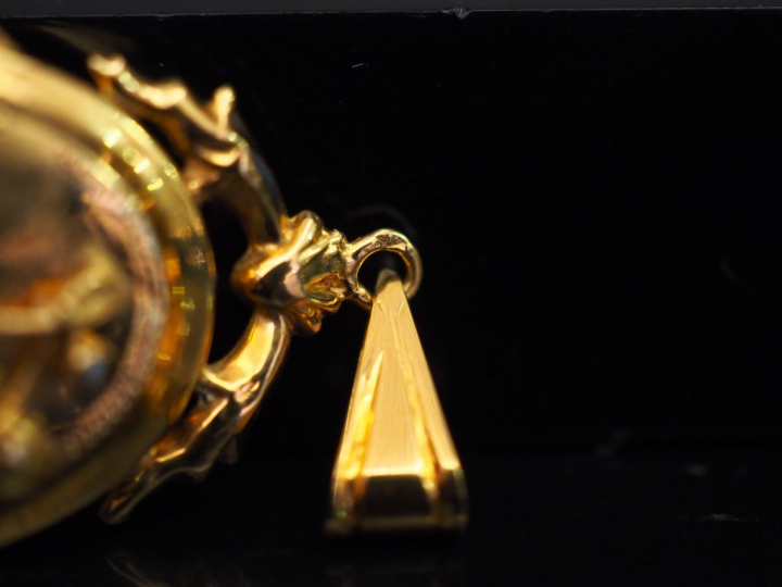 Pendentif Napoléon III en or jaune, à décor de grappe de raisins serti