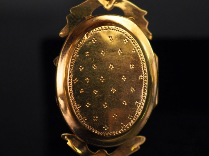 Pendentif Napoléon III en or jaune, à décor de grappe de raisins serti