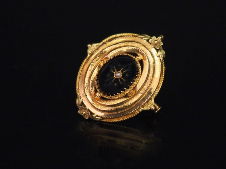 Broche/pendentif Napoléon III en or jaune et onyx noir, à décor en son