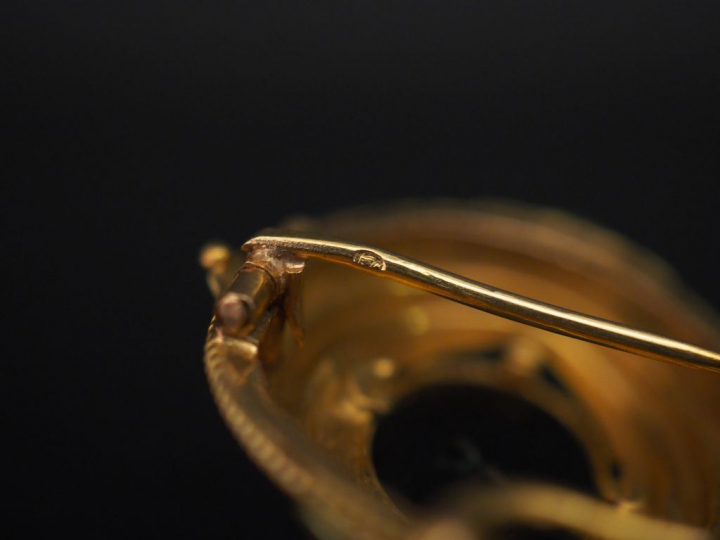 Broche/pendentif Napoléon III en or jaune et onyx noir, à décor en son