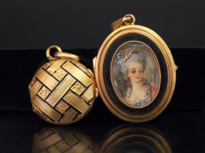 Ensemble comprenant :  - un pendentif porte-photo de style Louis XVI e