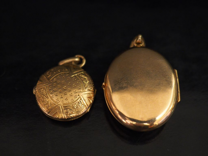 Ensemble comprenant :  - un pendentif porte-photo de style Louis XVI e