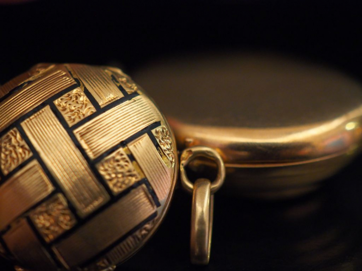 Ensemble comprenant :  - un pendentif porte-photo de style Louis XVI e