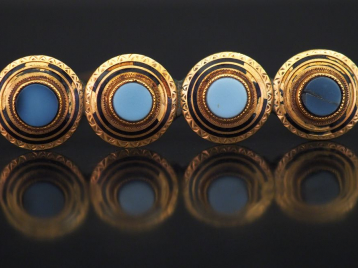 Broche barrette Napoléon III en or jaune, émail noir et pierres dures,