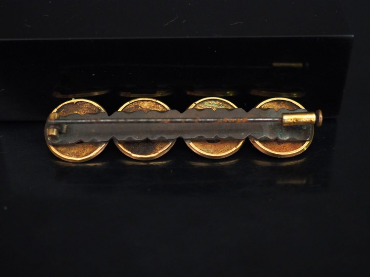 Broche barrette Napoléon III en or jaune, émail noir et pierres dures,