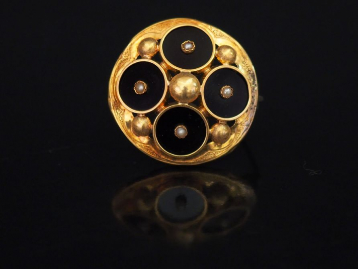 Broche circulaire Napoléon III en or jaune, à décor de quatre médaillo