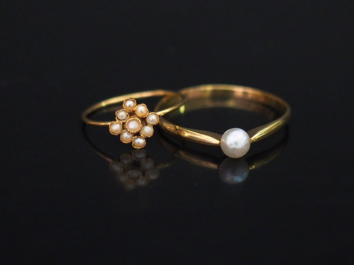 Ensemble comprenant :  - une petite bague Napoléon III en or jaune et 