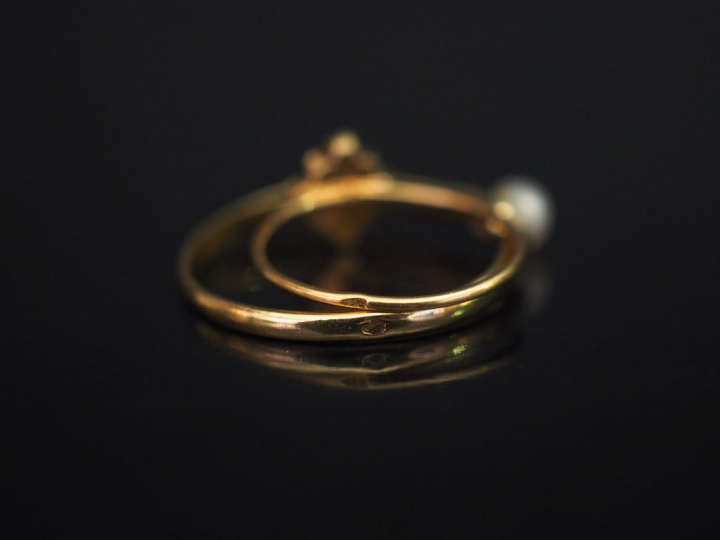 Ensemble comprenant :  - une petite bague Napoléon III en or jaune et 
