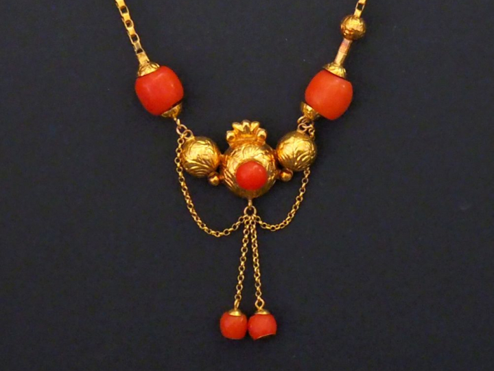 Collier Napoléon III en or jaune, agrémentée de perles de corail, à dé