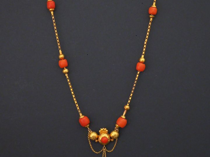 Collier Napoléon III en or jaune, agrémentée de perles de corail, à dé