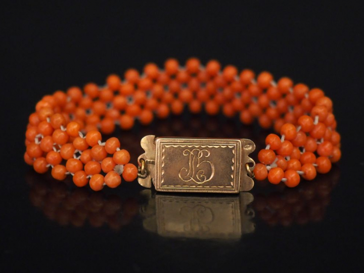 Petit bracelet manchette Napoléon III en perles de corail et or jaune.