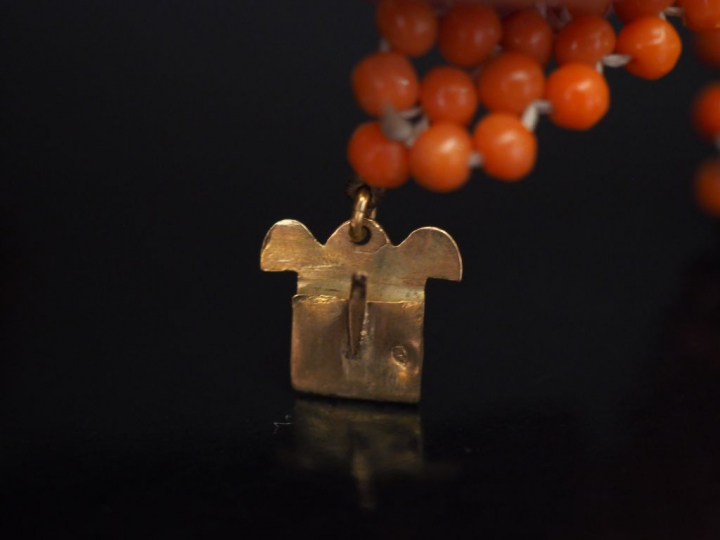 Petit bracelet manchette Napoléon III en perles de corail et or jaune.