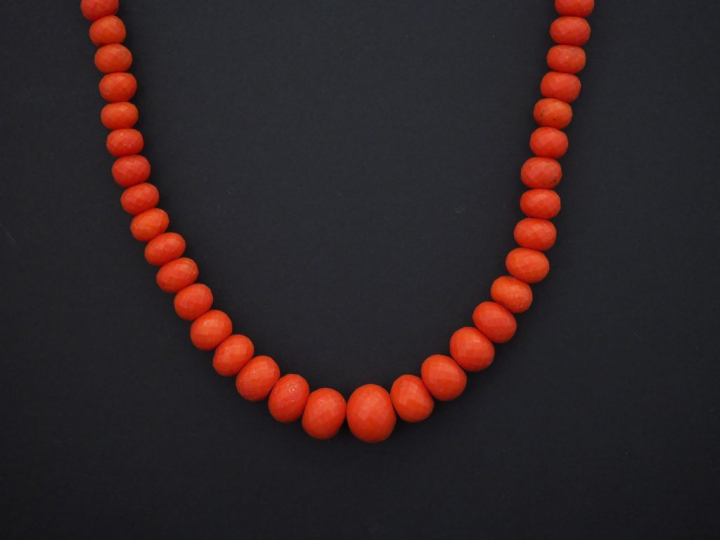 Collier de perles de corail facettées et disposées en chute. Joli ferm