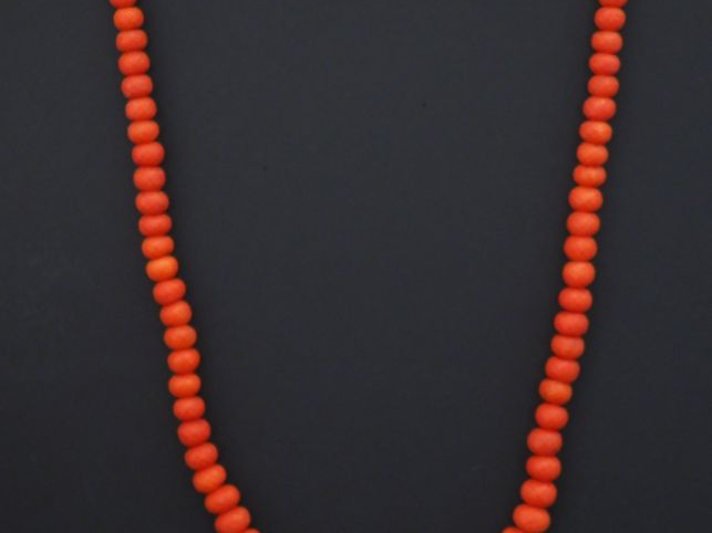 Collier de perles de corail facettées et disposées en chute. Joli ferm