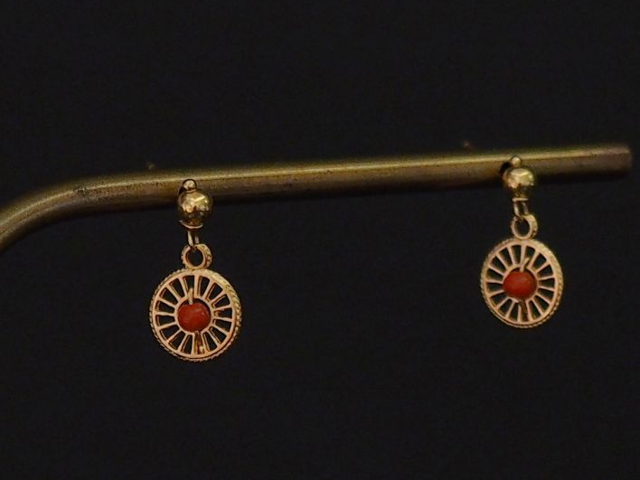 Paire de perce-oreilles en or jaune, à décor au centre d'un motif ajou