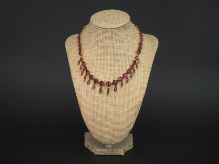 Collier draperie en or jaune et grenats disposés en chute et agrementé