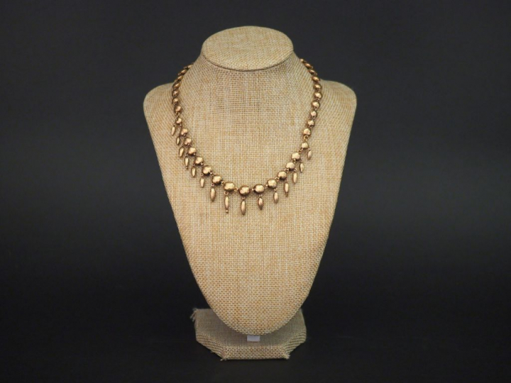 Collier draperie en or jaune et grenats disposés en chute et agrementé