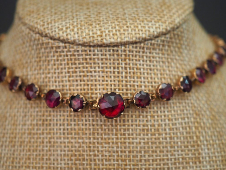 Collier draperie en or jaune et grenats disposés en chute et agrementé