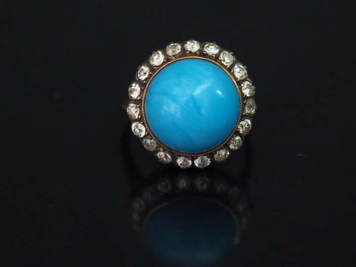Bague en or jaune, sertie en son centre d'un turquoise en cabochon ent