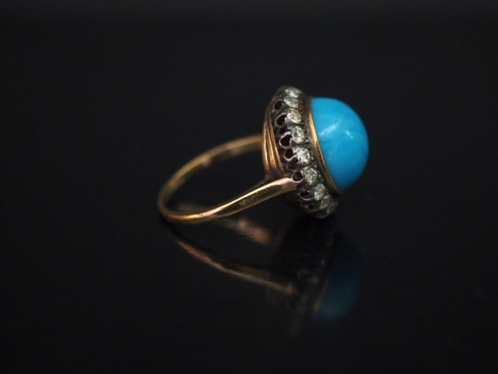 Bague en or jaune, sertie en son centre d'un turquoise en cabochon ent
