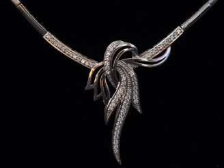 Vente aux enchères NEGIN GOLD   JEWELLER Parure en or blanc et diamants. Comprenant :  - 