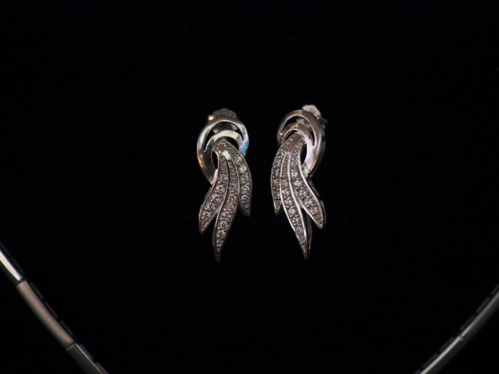 NEGIN GOLD   JEWELLER Parure en or blanc et diamants. Comprenant :  - 