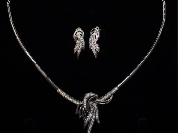 NEGIN GOLD   JEWELLER Parure en or blanc et diamants. Comprenant :  - 