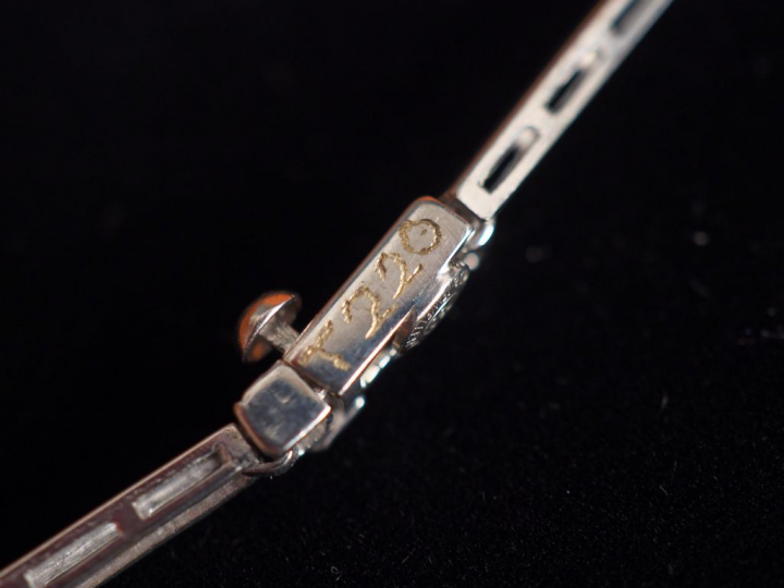 NEGIN GOLD   JEWELLER Parure en or blanc et diamants. Comprenant :  - 