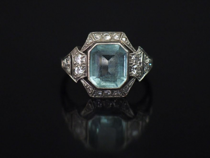 Bague de style Art déco en platine, sertie en son centre d'une pierre 