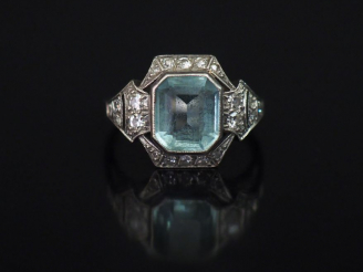 Vente aux enchères Bague de style Art déco en platine, sertie en son centre d'une pierre 