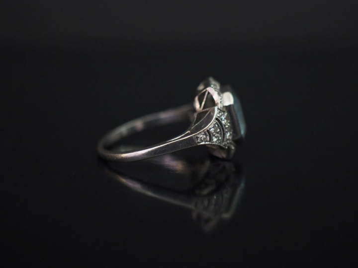 Bague de style Art déco en platine, sertie en son centre d'une pierre 