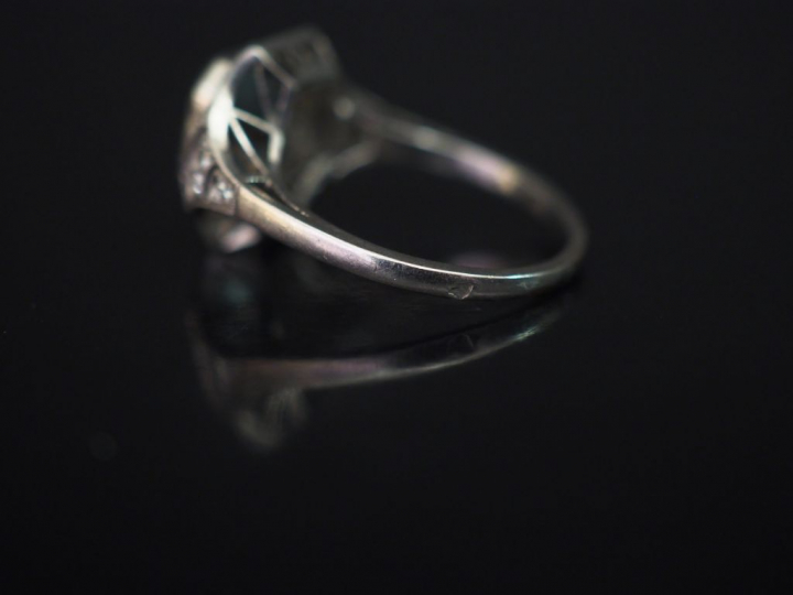 Bague de style Art déco en platine, sertie en son centre d'une pierre 