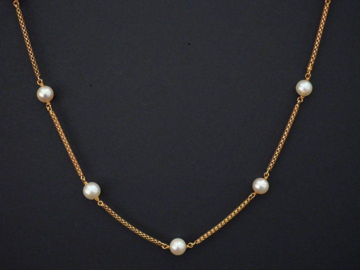 Sautoir en or jaune, maille dite "tubogaz" agrémentée de onze perles b