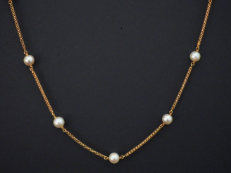 Vente aux enchères Sautoir en or jaune, maille dite "tubogaz" agrémentée de onze perles b